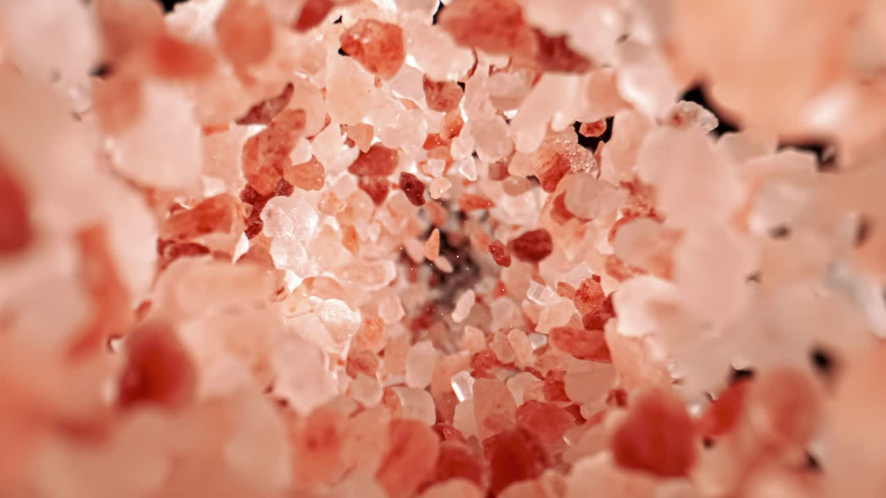 히말라야의 분홍색 소금은 슈퍼 슬로 모션으로 떨어지고 있습니다. 핑크 히멀라야 소금은 테이블 소금이나 바물 소금보다 20 배나 비싸습니다. 슈퍼 스로 모션 카메라 1000fps로 촬영되었습니다.