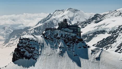 timelapse circular de la estación de jungfraujoch con picos nevados y nubes