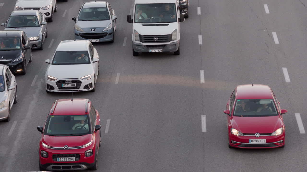 바르셀로나 고속도로의 저녁 퇴근 시간 교통 체증