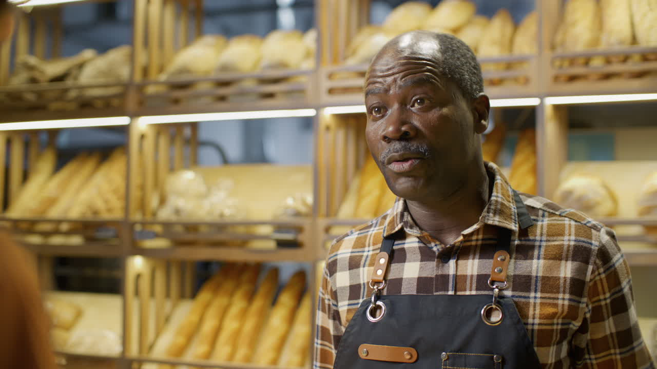 Mann arbeitet in einer Bäckerei