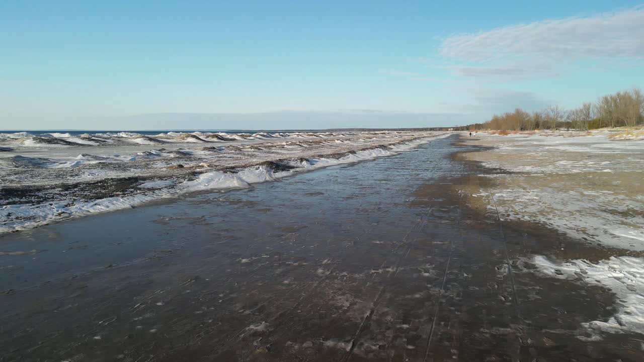 playa wasaga durante el invierno por la tarde con olas congeladas