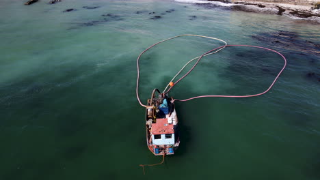 Toma-Aérea-De-Un-Barco-De-Diamantes-Anclado-Con-Sus-Tuberías-Flotantes