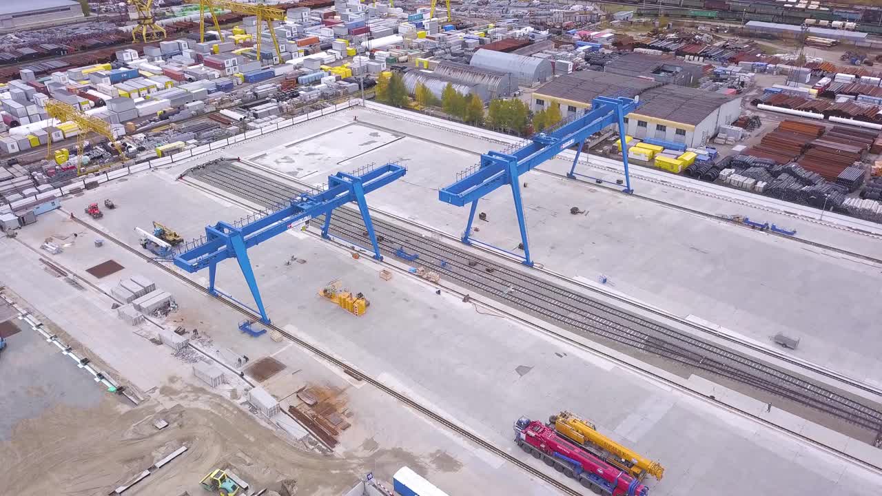 sitio industrial con grúas y vías ferroviarias