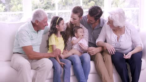 familia extendida feliz en el sofá