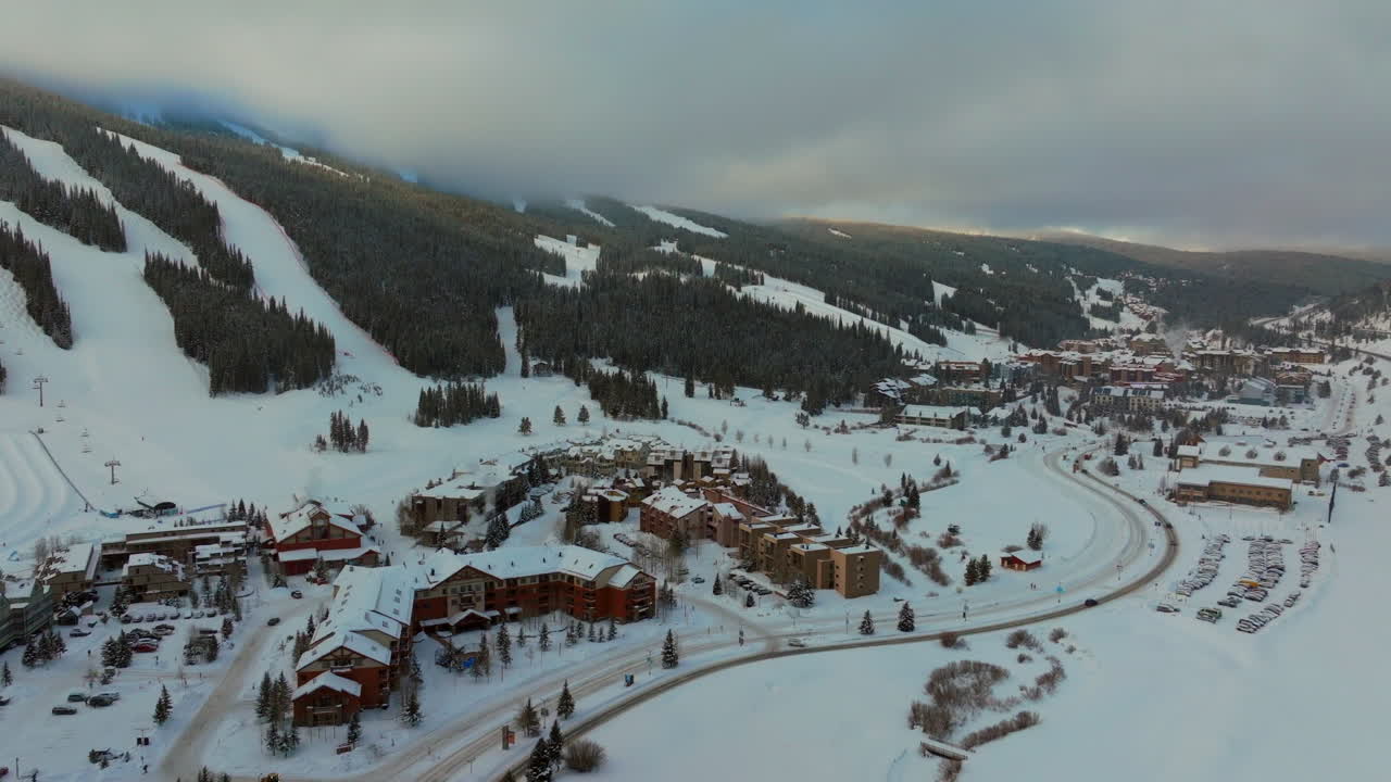 capa de nubes nebulosas invierno nevado temprano en la mañana amanecer drone aéreo montaña de cobre colorado estación de esquí aldea águila volador súper abeja ascensor icono paso épico coches en la carretera snowboard tubing esquí hacia adelante pan