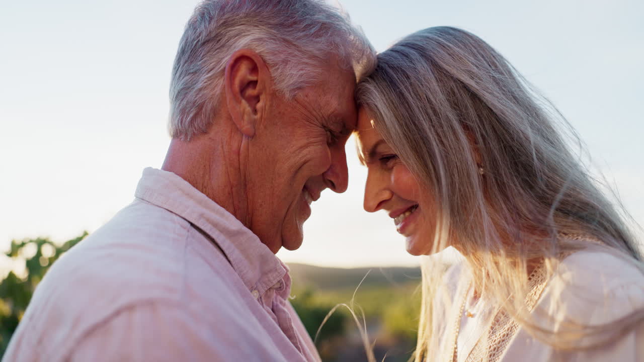 una pareja de ancianos enamorados.