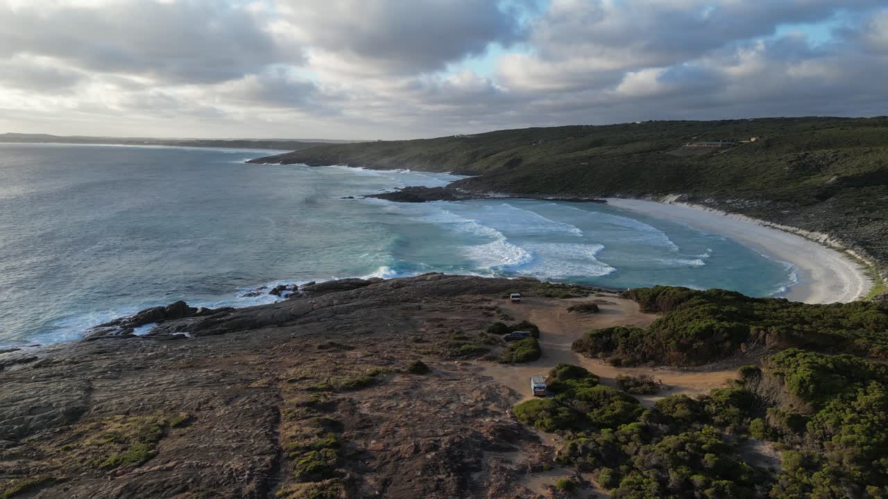 playa de bremer con las olas del océano durante la puesta de sol nublada en australia