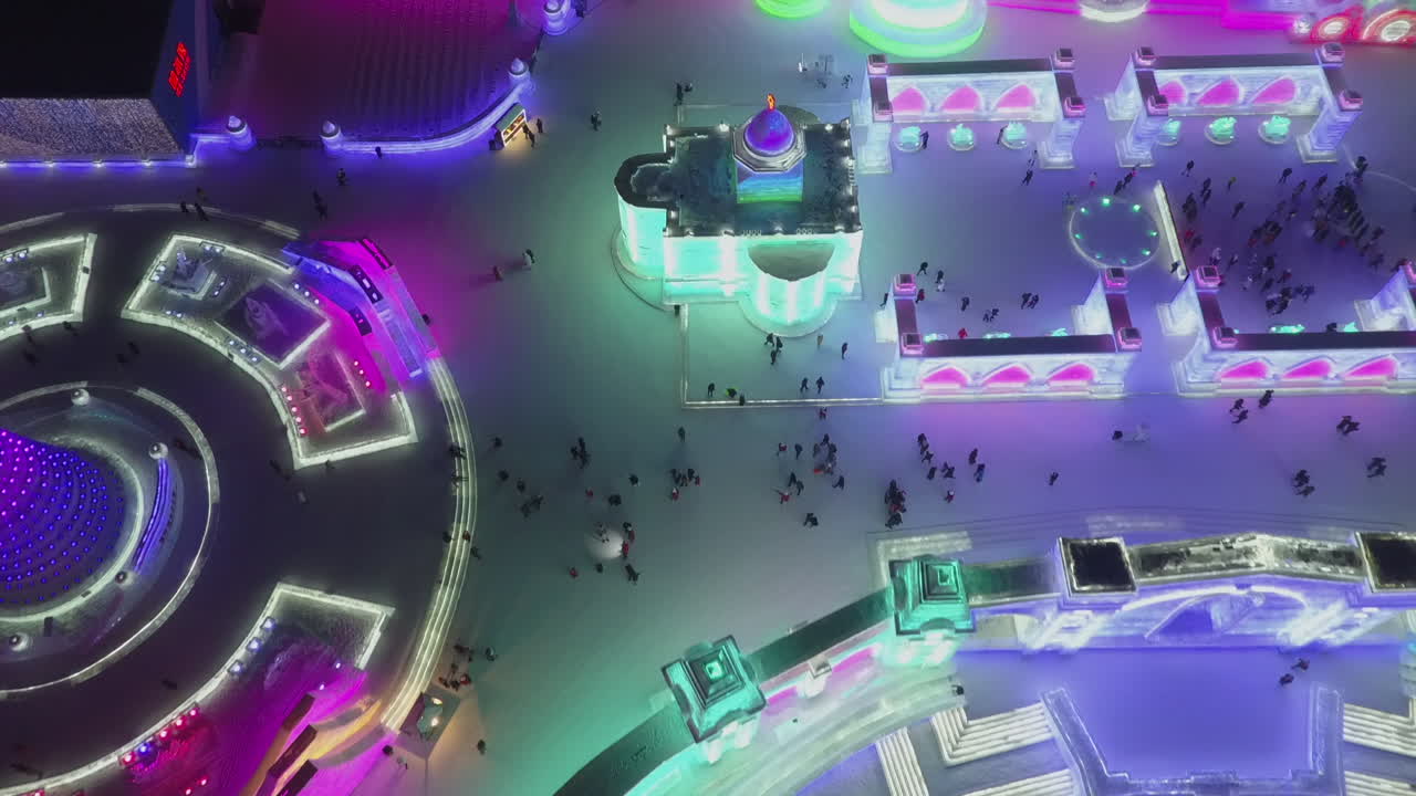 中国ハルビンのカラフルな冬の氷祭りの上の夜空の傾き