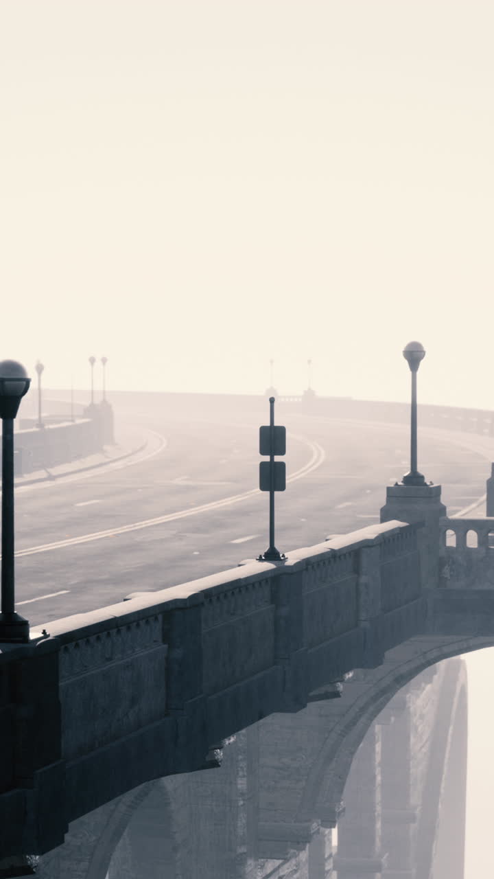 이른 아침 안개 속 의 강 을 가로지르는 다리