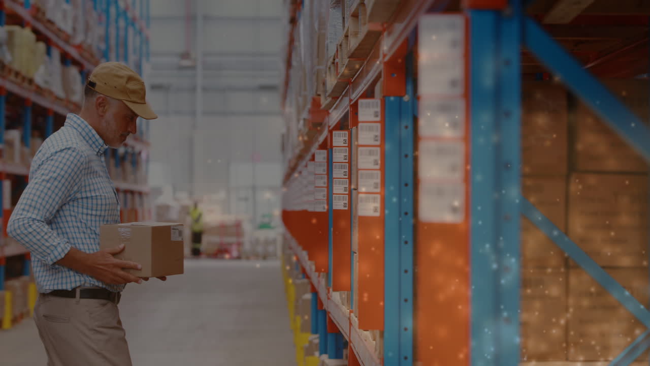 animación de puntos brillantes de luz sobre un hombre caucásico que lleva una caja trabajando en un almacén,
