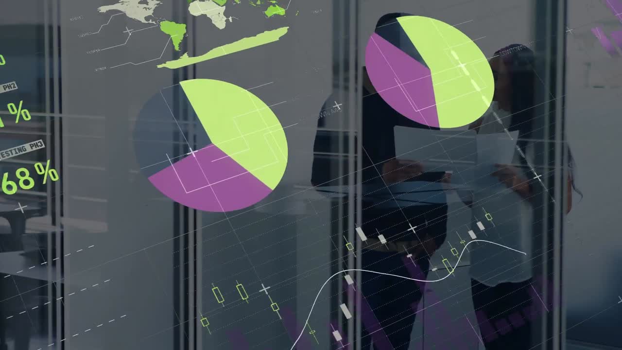animación del procesamiento de datos sobre hombres y mujeres diversos discutiendo sobre un documento en la oficina