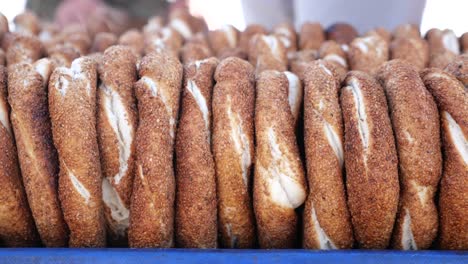 pan de simit turco recién horneado