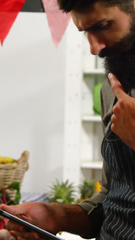 personal masculino que utiliza una tableta digital