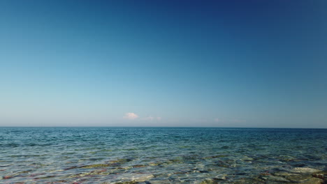 Amplio-Lapso-De-Tiempo-Del-Lago-Que-Muestra-Patrones-De-Agua-Superficial-Y-Tráfico-De-Barcos-Contra-Un-Horizonte-Plano-En-Un-Día-Soleado