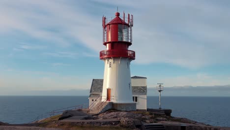 Der-Leuchtturm-Lindesnes-Ist-Ein-Küstenleuchtturm-An-Der-Südlichsten-Spitze-Norwegens.-Das-Licht-Kommt-Von-Einer-Fresnellinse-Erster-Ordnung,-Die-Bis-Zu-17-Seemeilen-Weit-Sichtbar-Ist