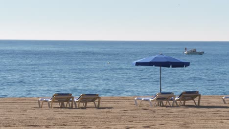 playa arena hamacas mediterráneo