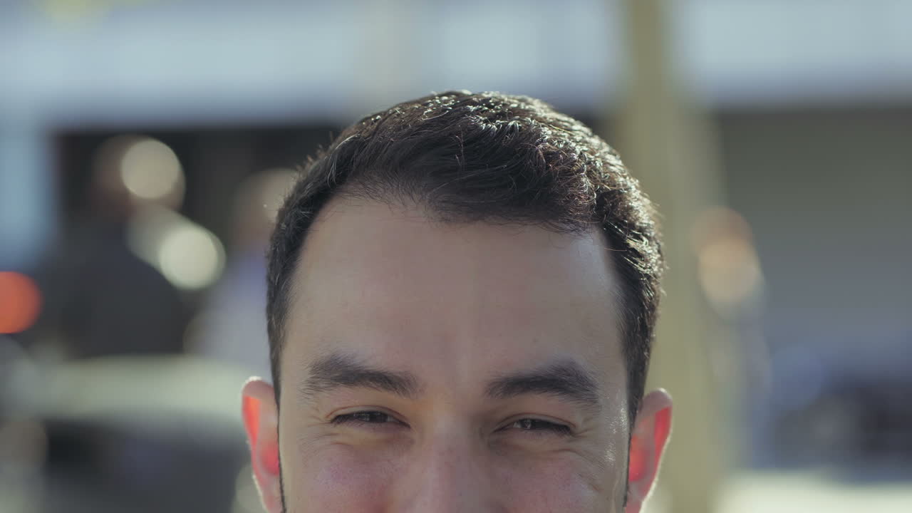 갈색 눈을 가진 예쁜 젊은 남자.