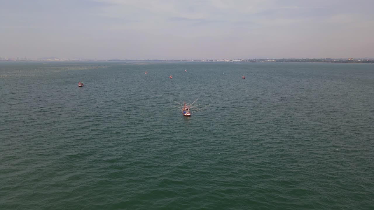 태국 파타야 시 근처 바다에서 다른 사람들과 함께 어선의 역방향 항공 영상