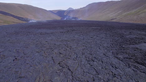 Schwarzes-Lavafeld-Nach-Ausbruch-Des-Vulkans-Fagradalsfjall-Tagsüber-In-Reykjavik,-Island