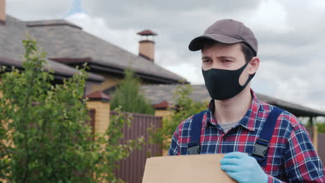 Un-Hombre-Con-Máscara-Y-Guantes-Lleva-Bolsas-De-Comestibles-A-La-Casa-Del-Cliente.