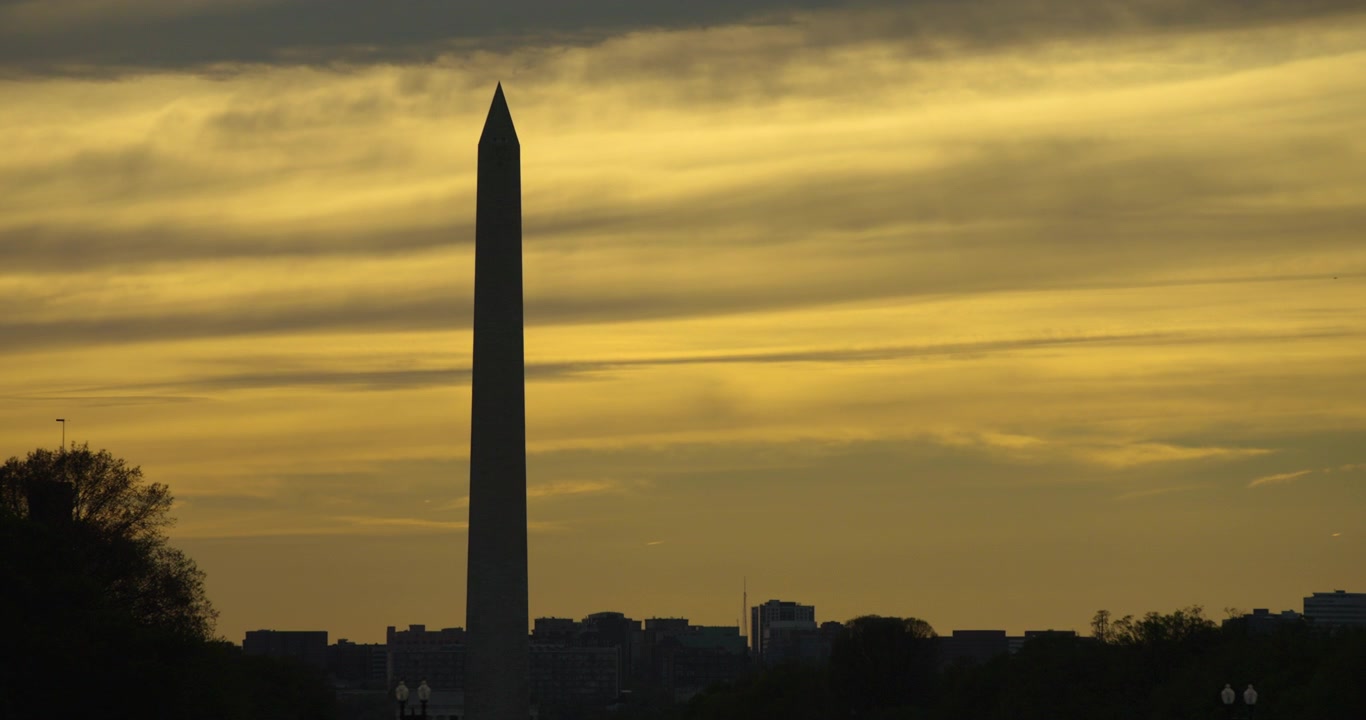 Monumento a Washington em Silhueta Emoldurado por um Pôr do Sol Dourado