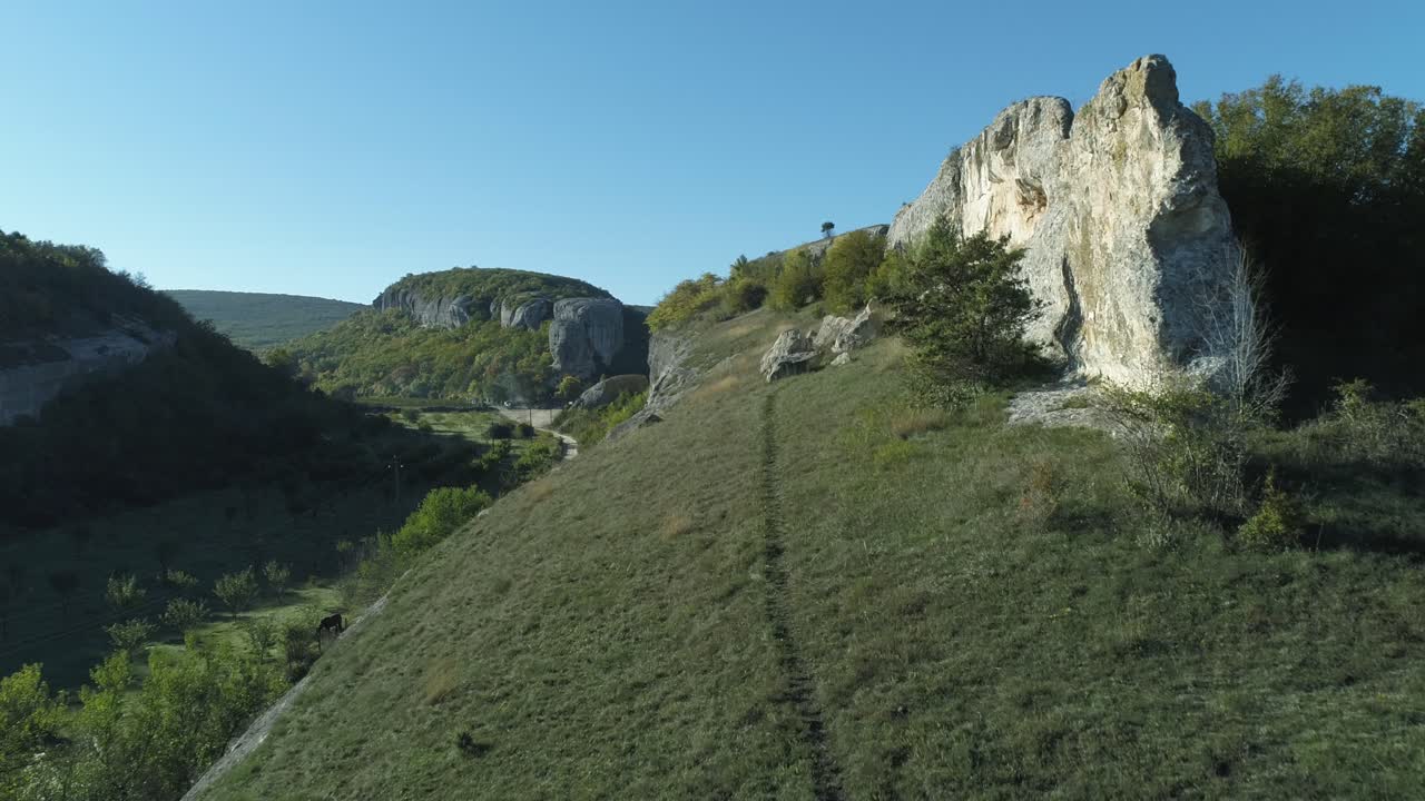 Il paesaggio panoramico della valle montuosa