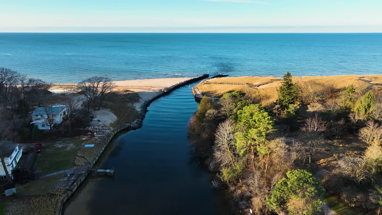 показывая ручей, скрытый за зимней лиственницей