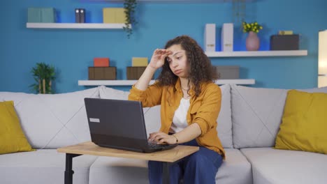 Müde-Junge-Frau-Am-Laptop.