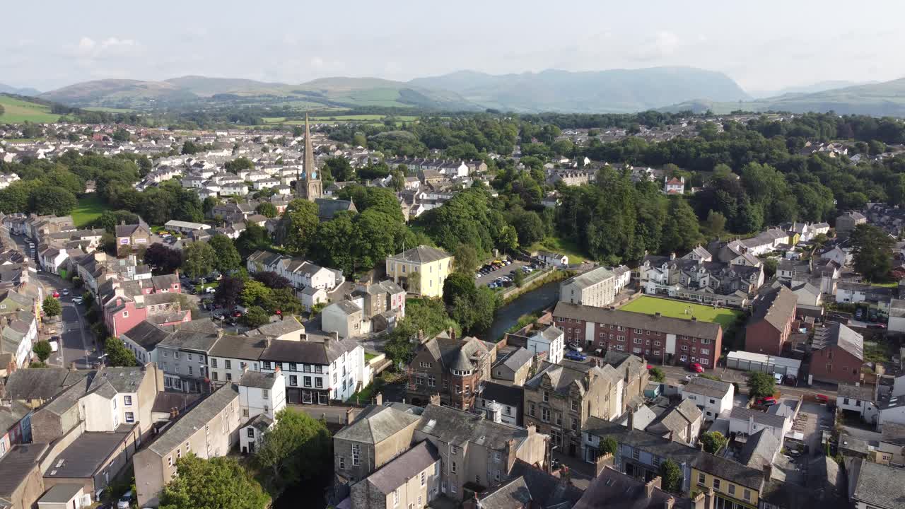 ciudad de cockermouth en el distrito de los lagos cumbria reino unido aumento de imágenes aéreas 4k