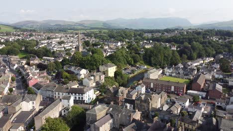 Ciudad-De-Cockermouth-En-El-Distrito-De-Los-Lagos-Cumbria-Reino-Unido-Aumento-De-Imágenes-Aéreas-4k