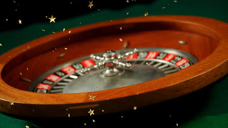 video compuesto de múltiples iconos de estrellas doradas cayendo contra el primer plano de la ruleta rusa girando