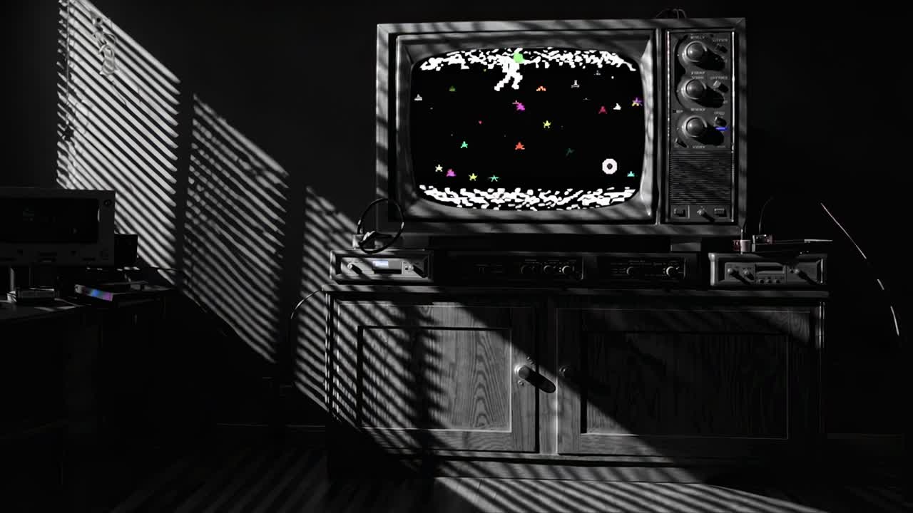 고전적인 아케이드 게임으로 빛나는 빈티지 텔레비전 화면, 희미하게 조명된 방을 가로질러 역동적인 그림자를 던지고, 향수적인 게임 기억을 불러일으킨다.