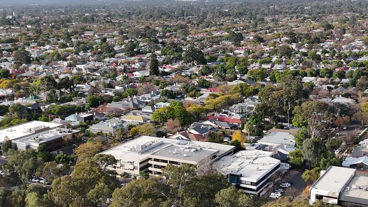 imágenes de drones sobre norwood, australia del sur, con casas suburbanas, árboles, negocios y calles