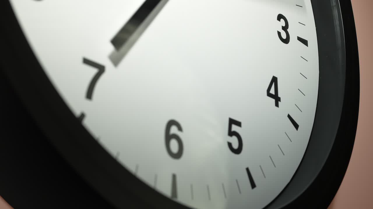 reloj en la pared de color beige crema en el lapso de tiempo