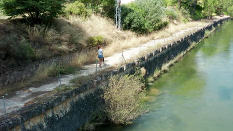 Hundespaziergang-Am-Ufer-Des-Lago-De-Bolarque