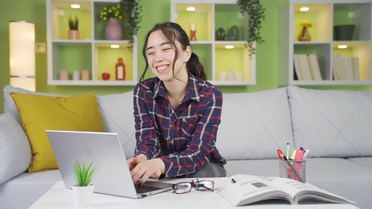 아시아 여성은 행복한 순간을 생각하고 미소 짓습니다.