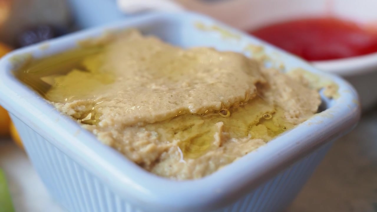 Primo piano di Hummus in una Piccola Ciotola Blu.