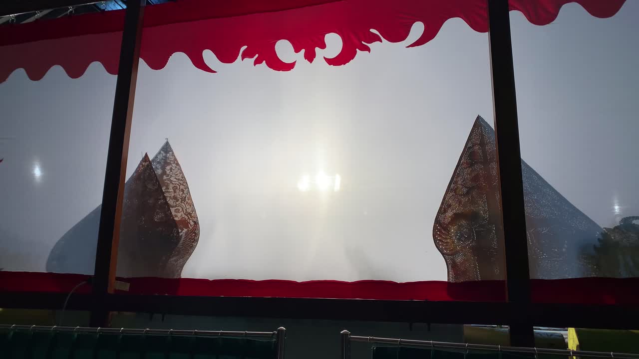 인도네시아 자바 의 와이앙 쿠 ⁇  또는 그림자 인형 의 실루 ⁇  인형 공연