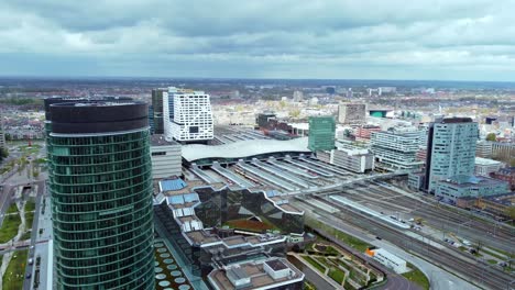 Vista-Aérea-De-Edificios-De-Oficinas-De-Gran-Altura-Cerca-De-La-Estación-De-Tren-Central-De-Utrecht-En-Países-Bajos