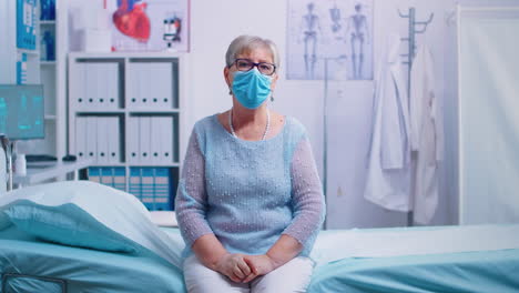 una mujer mayor solitaria en una cama de hospital.