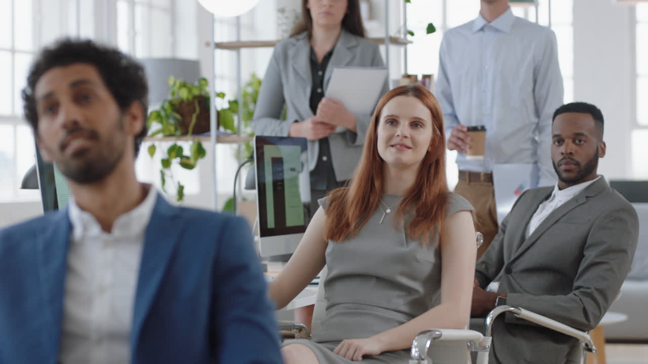 매력적인 사업가 회의에서 아이디어를 공유 기업 경영 팀 사무실 회의실에서 프로젝트에 대한 아이디어를 브레인 스토밍