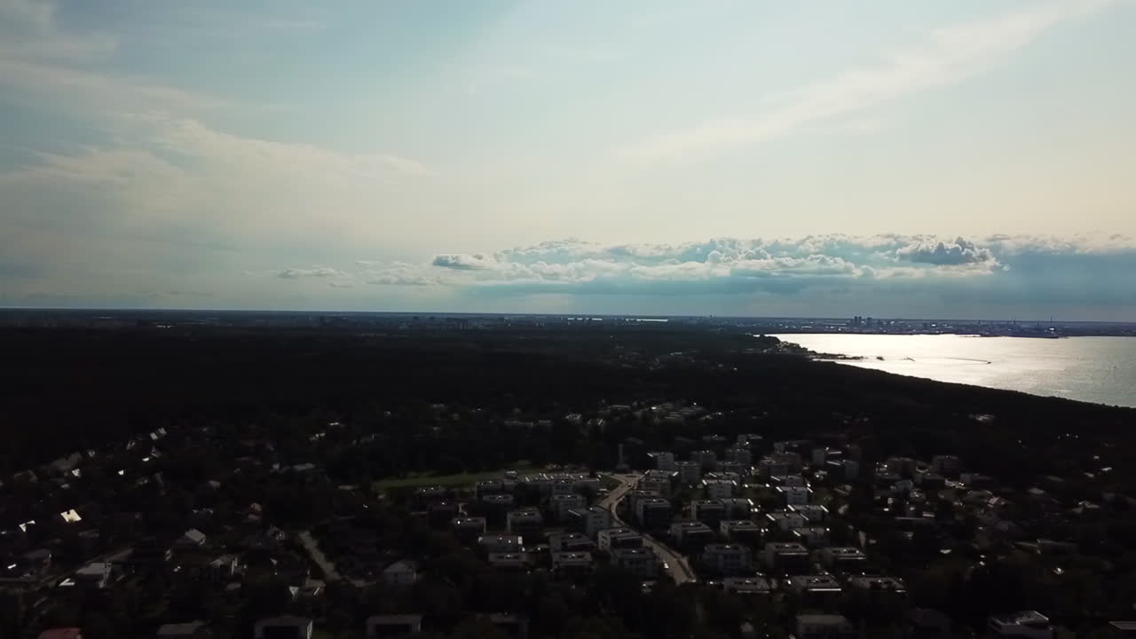 탈린의 교외 피리타 도시 상공을 이동하는 드론