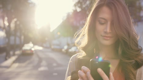 Hermosa-Mujer-Usando-Una-Aplicación-De-Tecnología-De-Teléfono-Inteligente-En-La-Ciudad