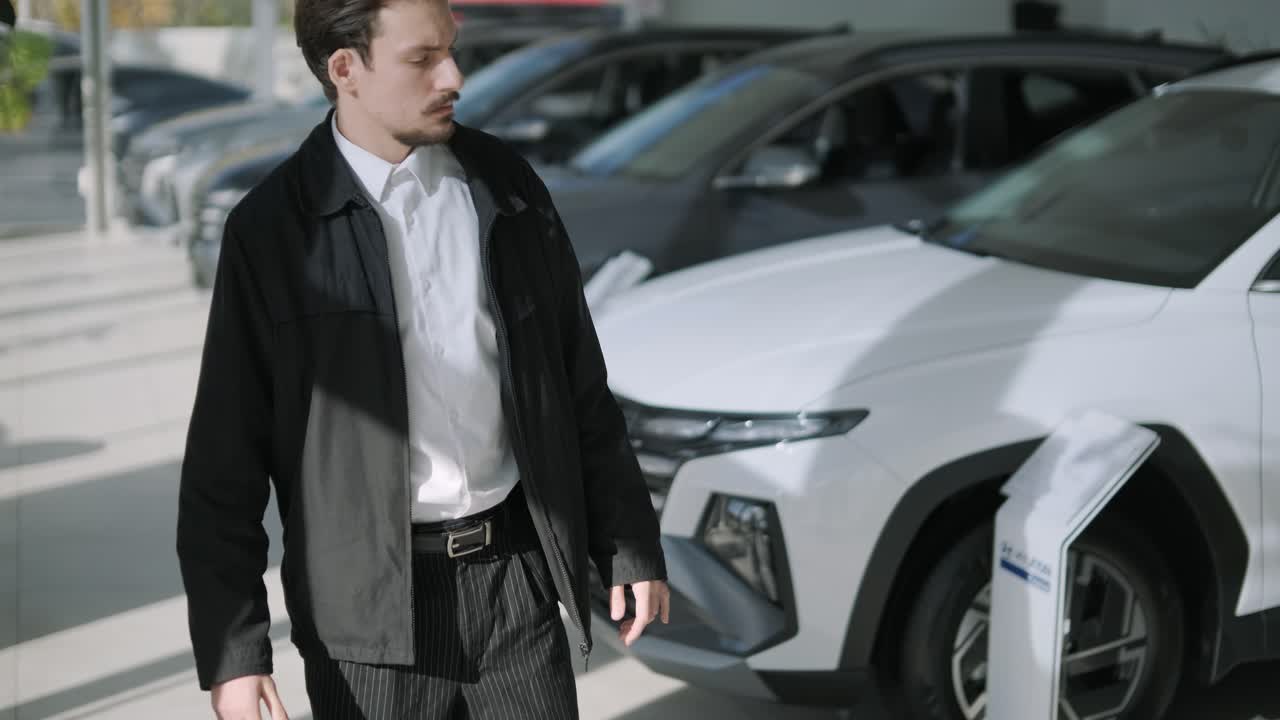 hombre mirando coches en un concesionario