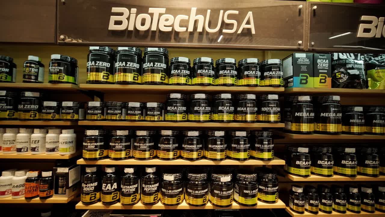 스포츠 영양 상점 인테리어에는 다양한 영양 보충제가 있습니다.