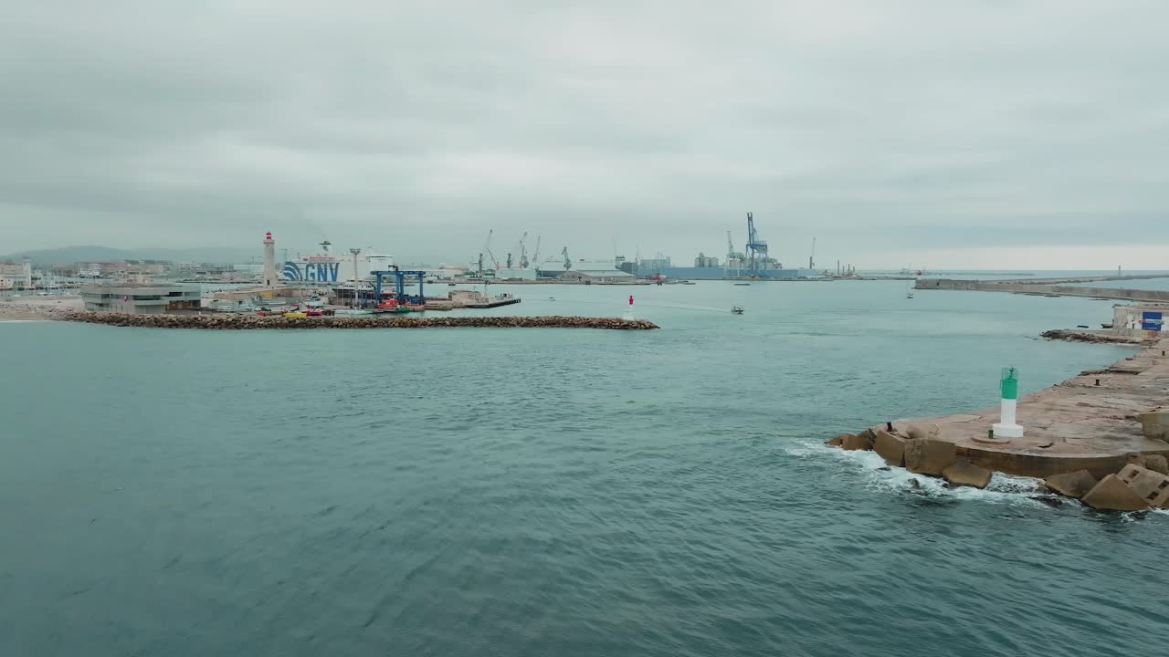toma aérea de la desembocadura del puerto de sete con corrientes de cuerda