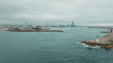 toma aérea de la desembocadura del puerto de sete con corrientes de cuerda