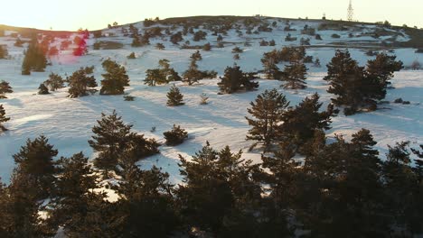 paisaje montañoso nevado al amanecer o al atardecer