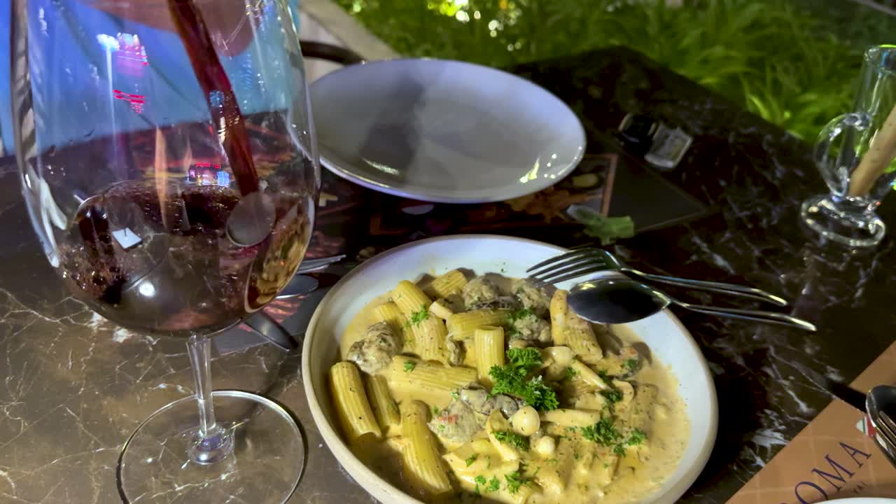 와인과 파스타는 태국에서 즐겨 먹습니다.