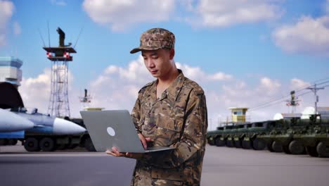 soldado trabajando en una computadora portátil en una base militar